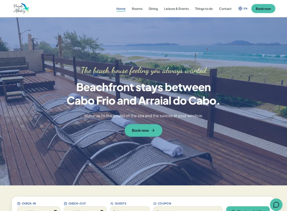 Deck com espreguiçadeiras e vista para o mar no site da Pousada do Albatroz